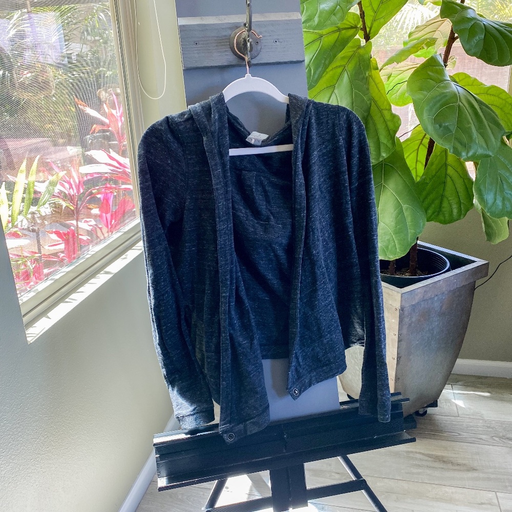 Carrie Underwood’s Calia shrug